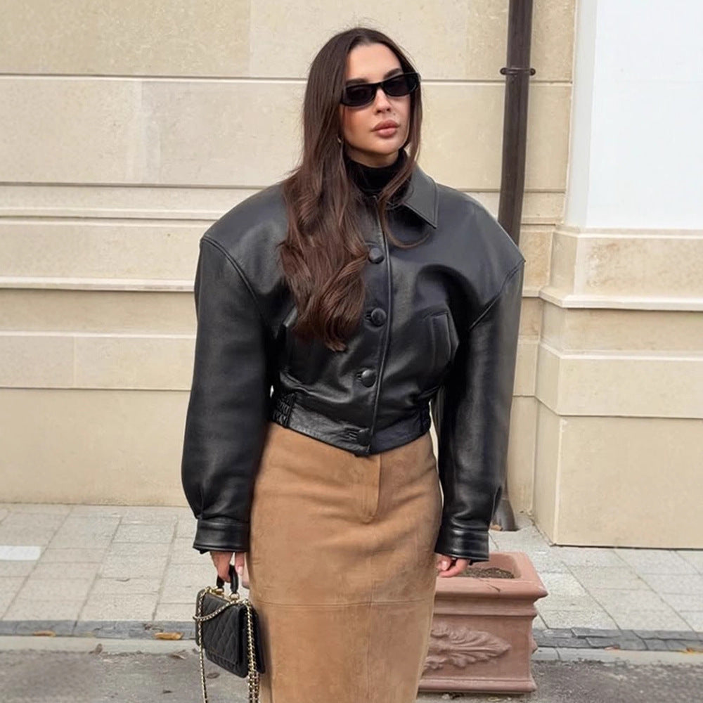 Damen Kurzjacke aus veganem Lederimitat im Boxy‑Cut mit oversized Schultern und verdeckter Knopfleiste Drune