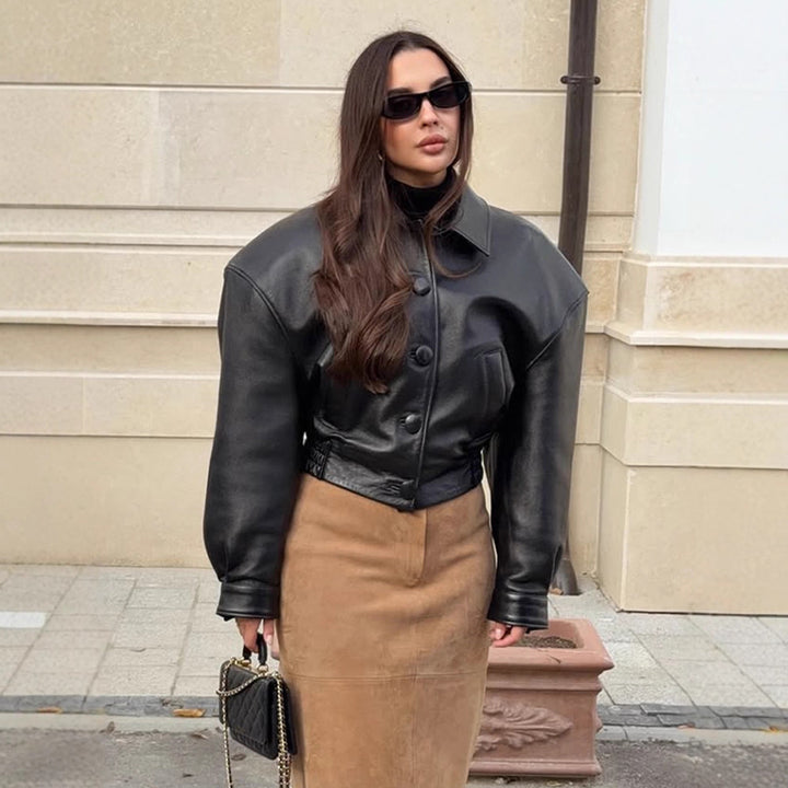 Damen Kurzjacke aus veganem Lederimitat im Boxy‑Cut mit oversized Schultern und verdeckter Knopfleiste Drune