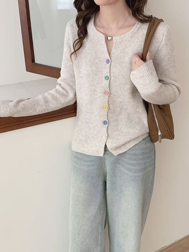 Damen kuscheliga Strickjacke mit bunten Knopfdetails und feiner Rippstruktur Drune