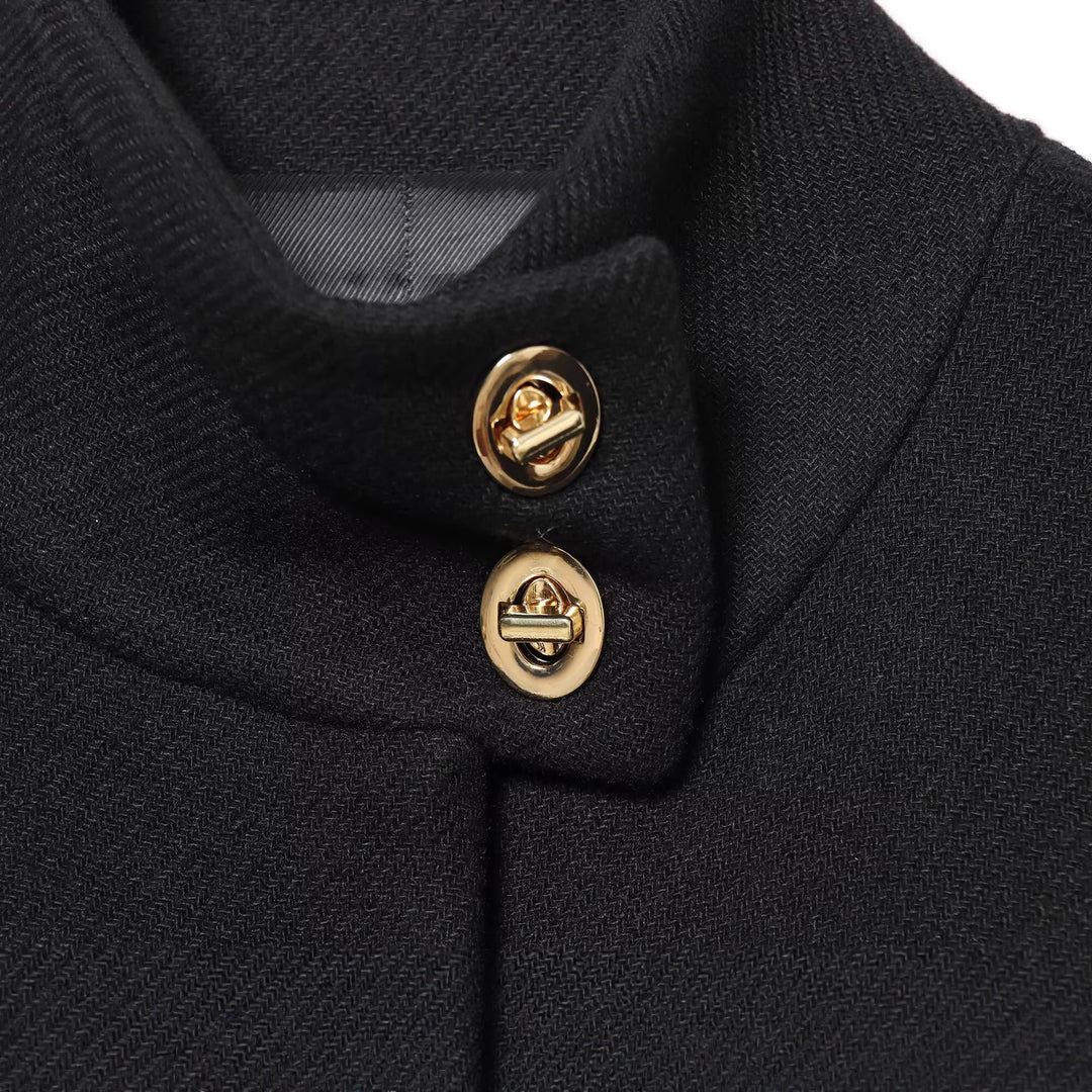 Damen Kurzes Cape‑Mantel mit Stehkragen, Taillengürtel und Zierknöpfen Drune