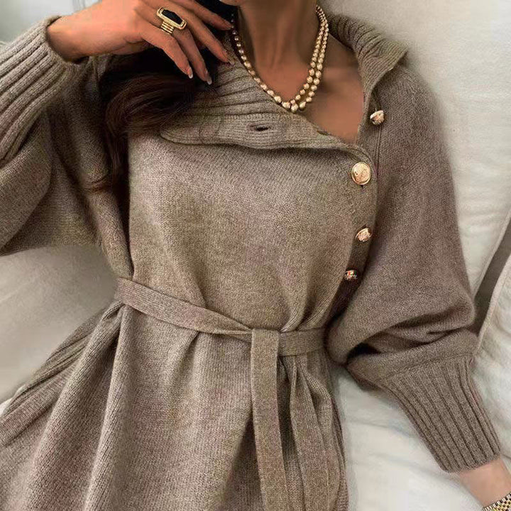 Damen Strickkleid mit hohem Kragen und dekorativen Knopfdetails Drune