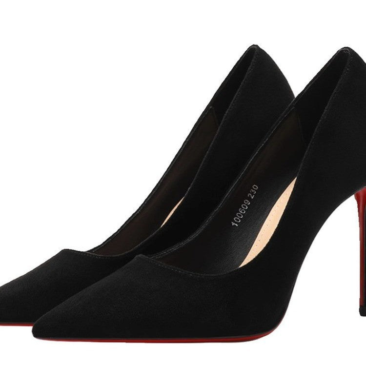 Damen Elegante spitz zulaufende Velours‑Pumps mit kontrastierender roter Laufsohle und schmalem Stiletto Drune