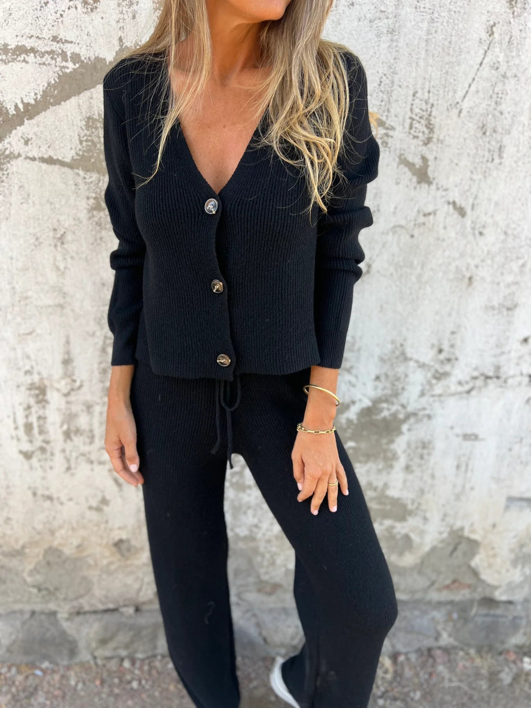 Damen Feinstrick-Cardigan mit tiefem V-Ausschnitt, Zierknöpfen und hochgeschnittener Strickhose mit Tunnelzug Drune