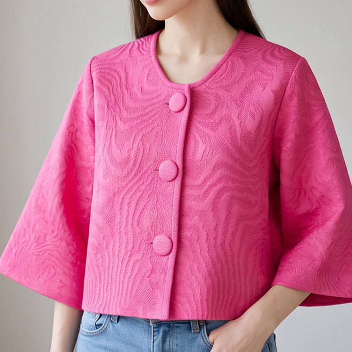 Damen Kurz geschnittene strukturierte Jacquardjacke mit Rundhalsausschnitt & großen Stoffknöpfen Drune