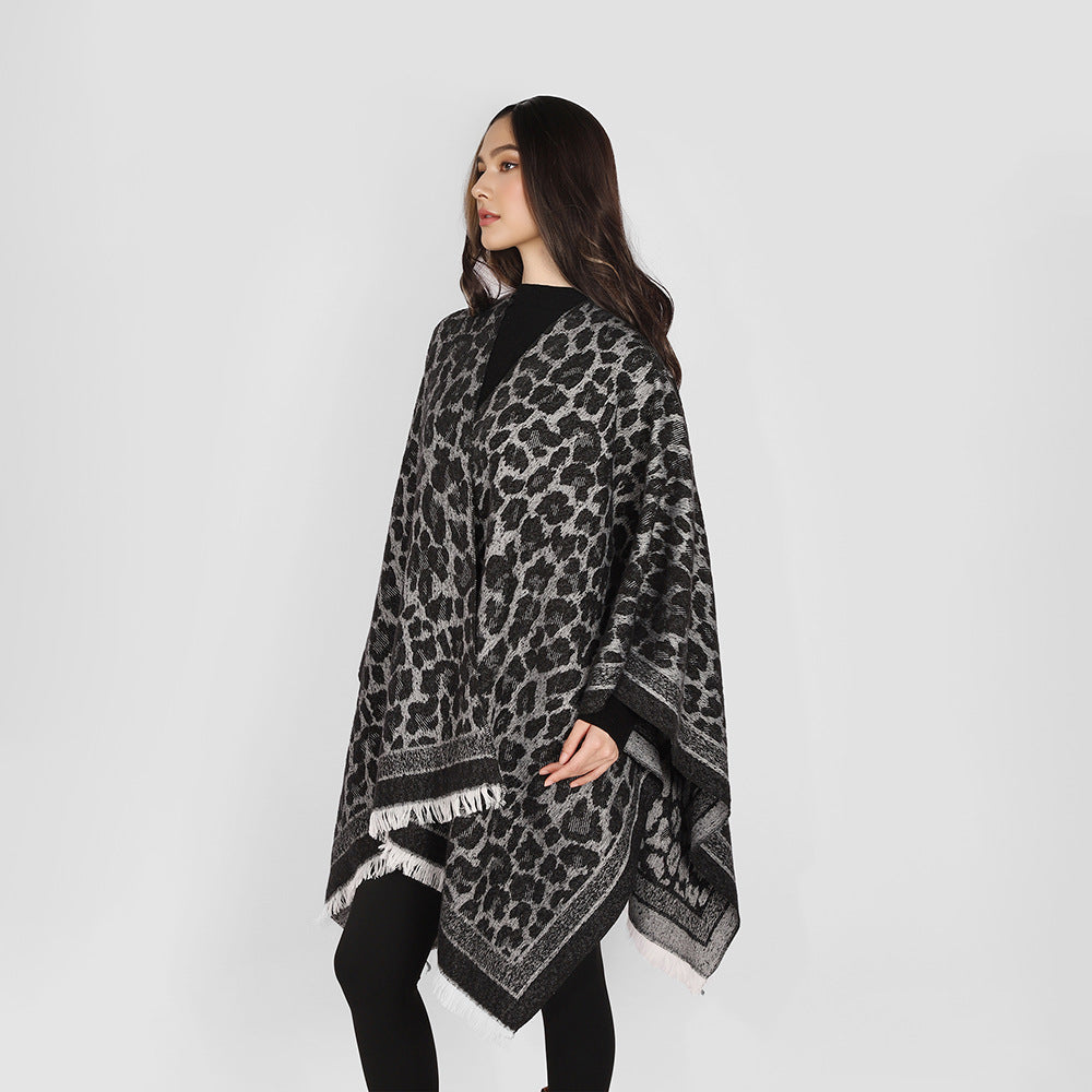 Damen Jacquard-Capeponcho mit Leo-Struktur und Fransensaum Drune