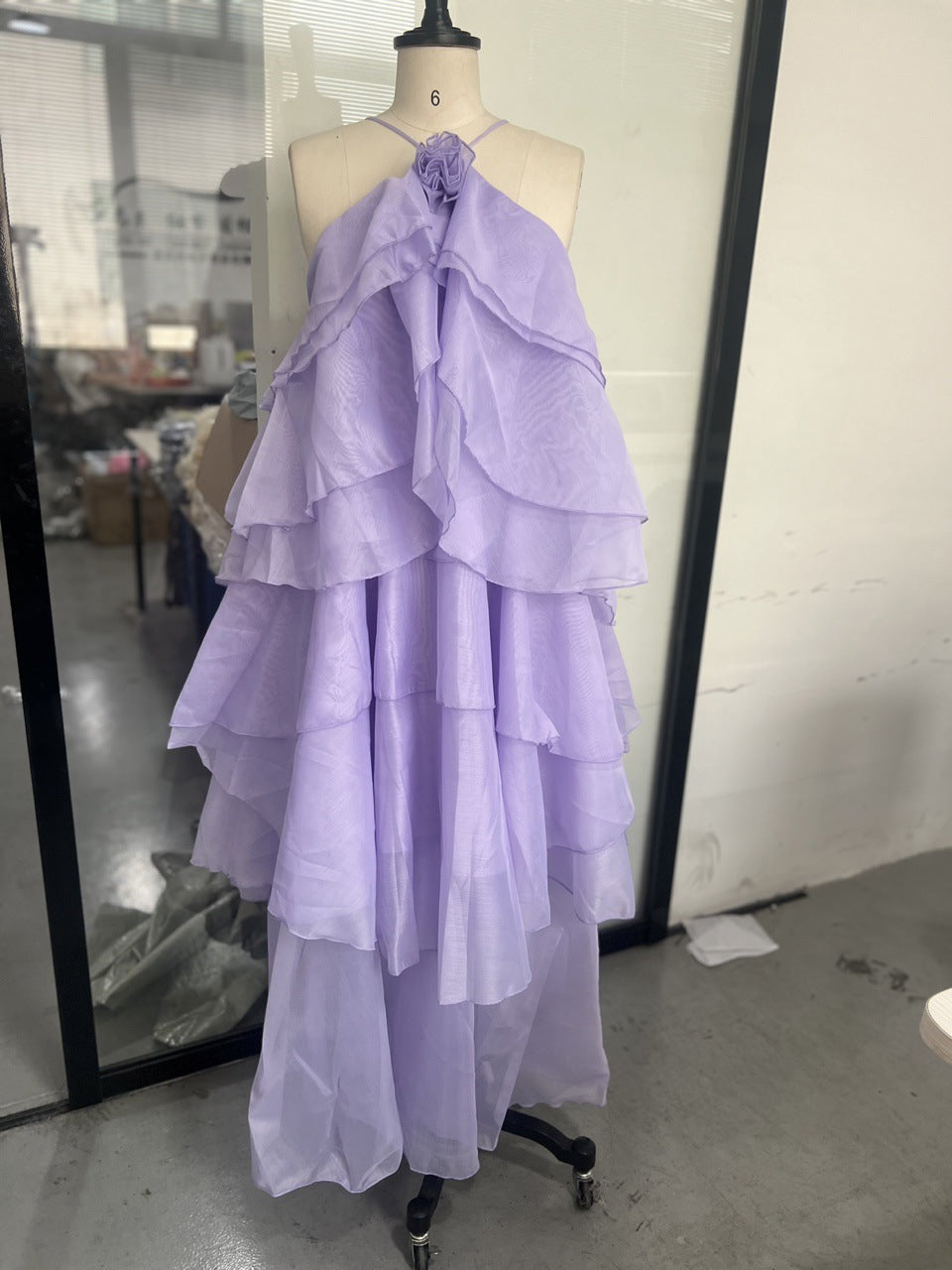 Damen luftiges Maxikleid mit geschichteten Rüschendetails und zarter Blumenapplikation Drune