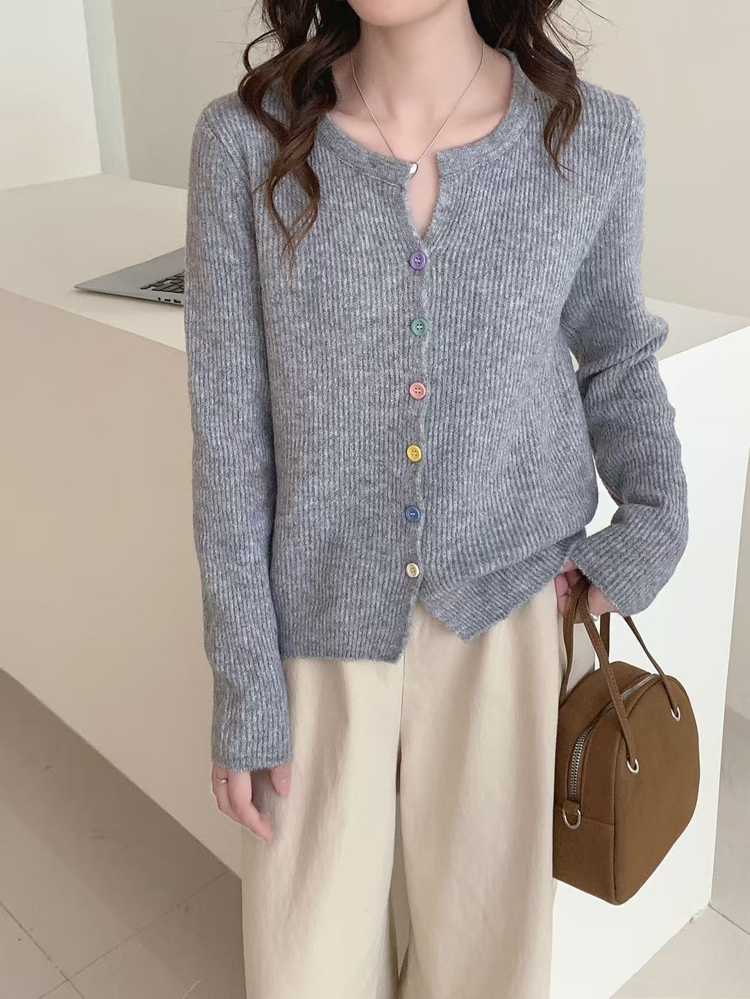 Damen kuscheliga Strickjacke mit bunten Knopfdetails und feiner Rippstruktur Drune