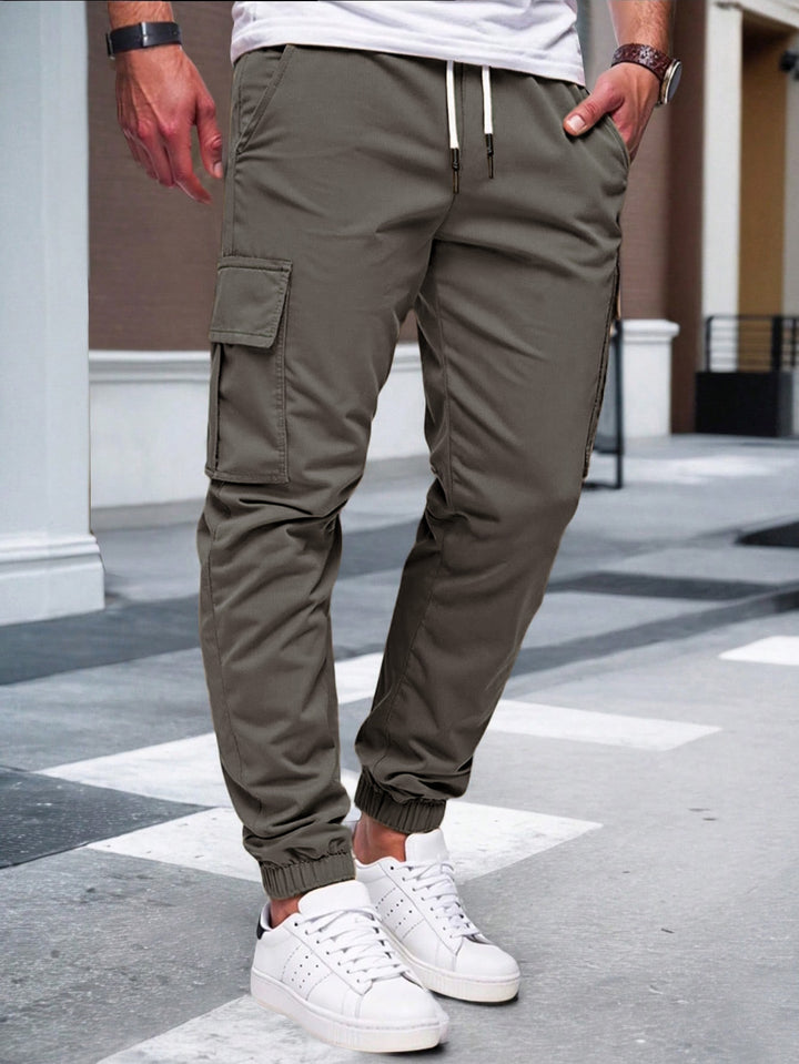 Herren nan tapered Freizeit-Cargohose mit aufgesetzten Klapptaschen, Tunnelzugbund und elastischen Beinabschlüssen Drune