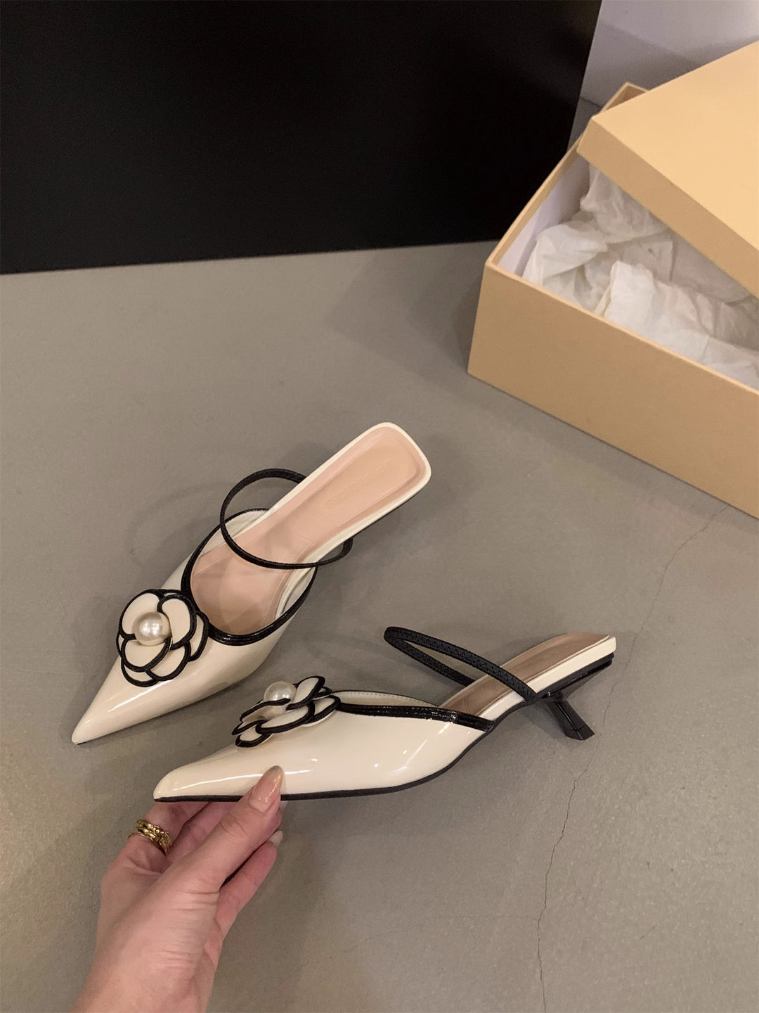 Damen spitz zulaufende Satin‑Mules mit zartem Knöchelriemen und Perlen‑Blütenapplikation Drune