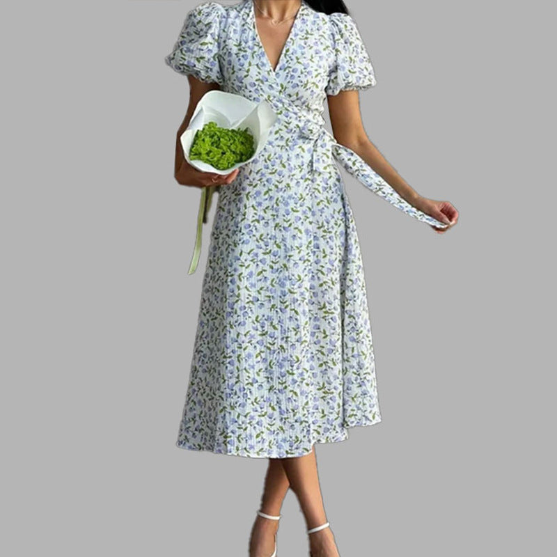 Damen Wickelkleid mit voluminösen Puffärmeln und floralen Verzierungen Drune