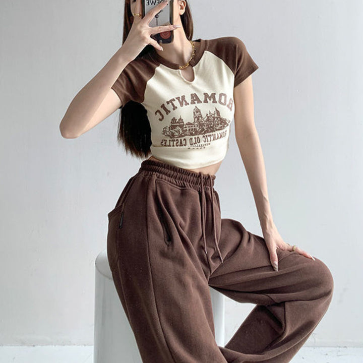 Damen cropped T-Shirt mit einzigartigem Ausschnitt und fröhlichem Grafikdesign Drune