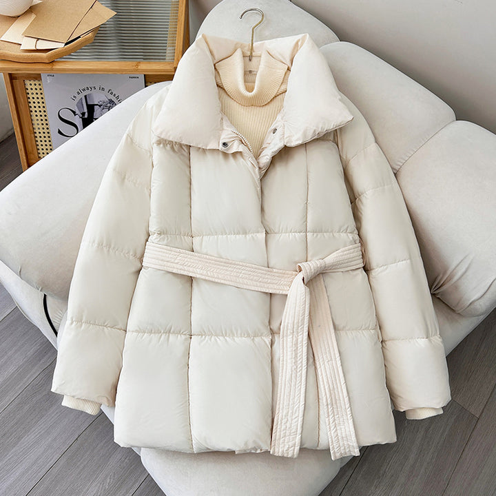 Damen nan taillierte Steppjacke mit breitem Stehkragen, gesteppter Bindegürtel und Rippenbündchen Drune
