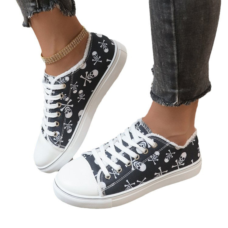 Damen lässiger Plateausneaker mit Totenkopf-Print, fransigem Canvasrand und verstärkter Zehenkappe Drune