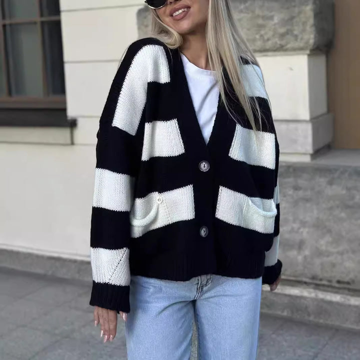 Damen kuschelige Strickjacke mit auffälligem Streifenmuster und praktischen Taschen Drune