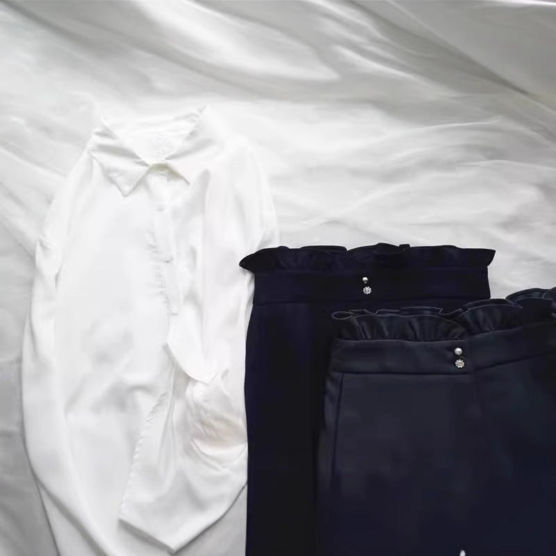 Damen Rüschenbluse mit Perlen‑Zierknopf und Manschettenrüsche Drune