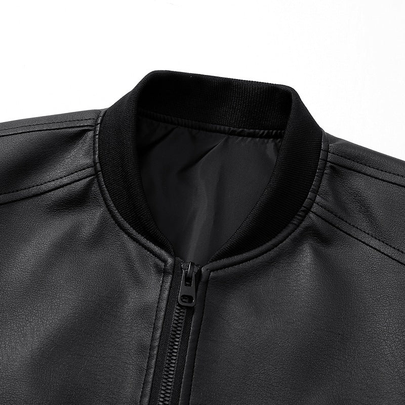 Herren Lederbomberjacke mit schmalem Stehkragen, verdecktem Reißverschluss und minimalistischen Ziernähten Drune