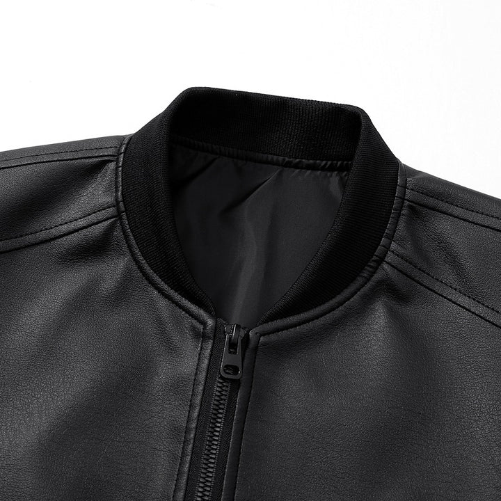 Herren Lederbomberjacke mit schmalem Stehkragen, verdecktem Reißverschluss und minimalistischen Ziernähten Drune