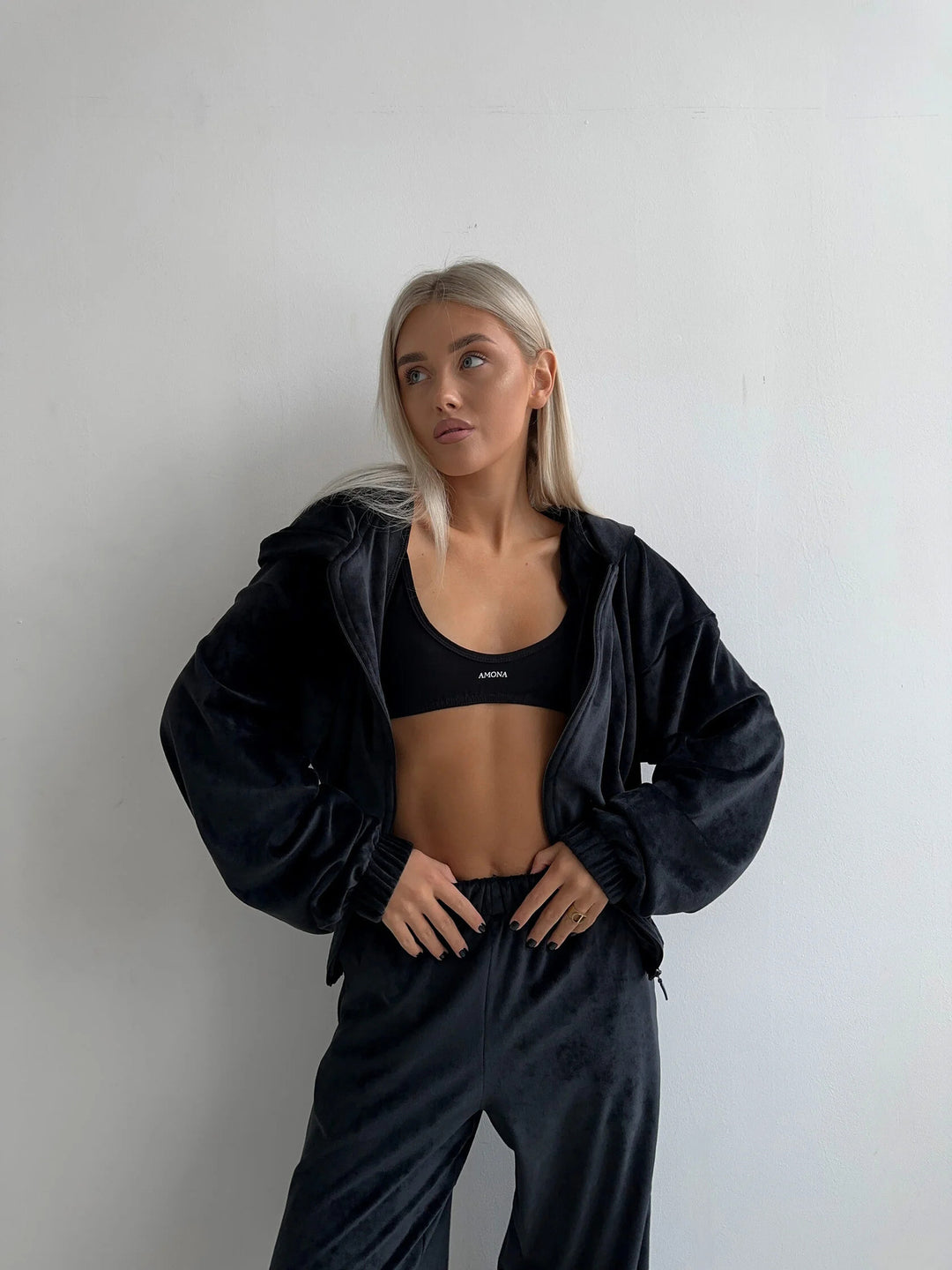 Damen cropped Samt-Zipjacke mit Kapuze und elastischer High-Waist Loungehose Drune
