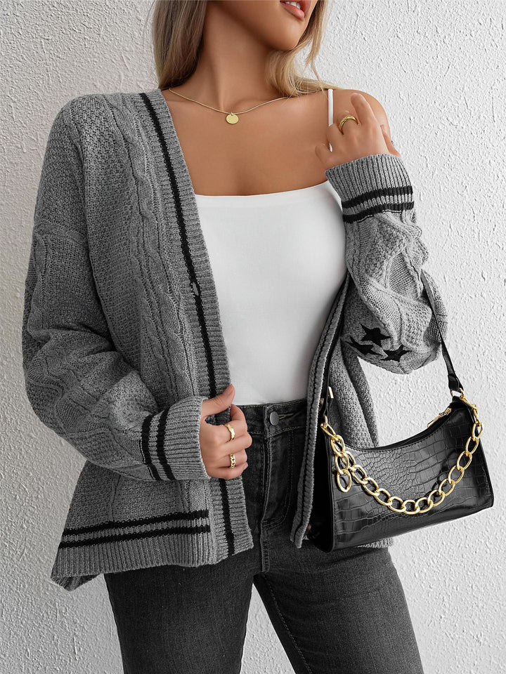 Damen Grobstrickjacke mit grafischem Zopfmuster und dekorativen Knöpfen Drune
