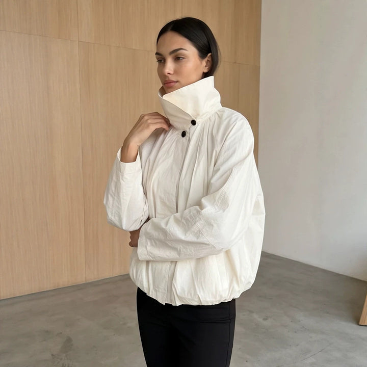 Damen Kurzjacke mit hohem Stehkragen, geraffter Schulterpartie und elastischem Saum Drune