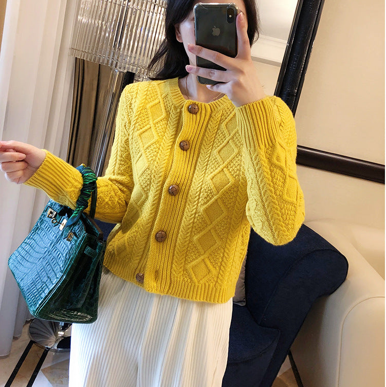 Damen Strickjacke mit strukturiertem Zopfmuster und Holzknöpfen Drune