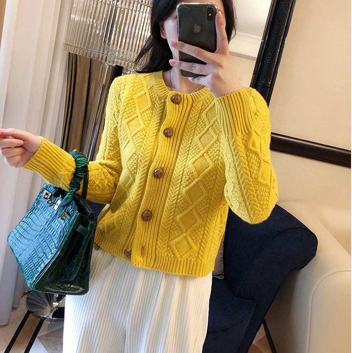 Damen Strickjacke mit strukturiertem Zopfmuster und Holzknöpfen Drune