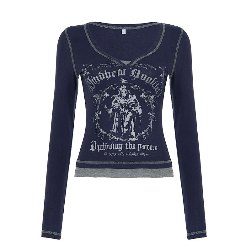 Damen Enganliegendes geripptes Langarm-Top mit V‑Ausschnitt, Kontrastnähten und Gothic-Print Drune