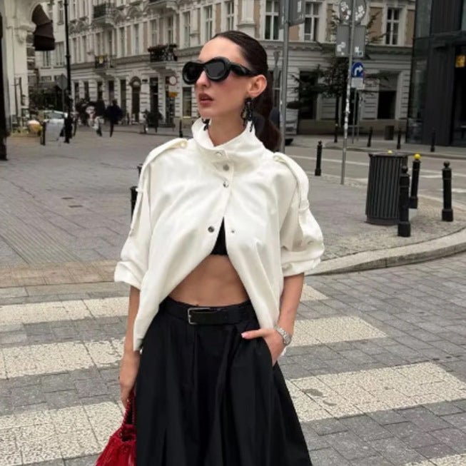 Damen Kurzes Cape-Jackett mit Stehkragen, Schulterpatten und Druckknopfverschluss Drune