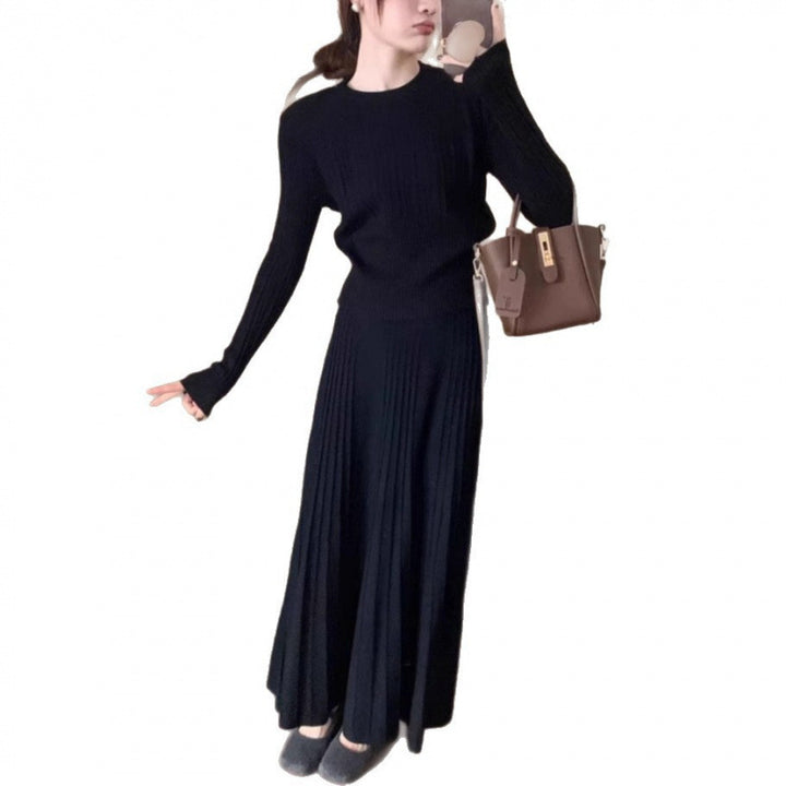 Damen Strick-Ensemble mit Plissee-Rock und Ton-in-Ton Pullover Drune