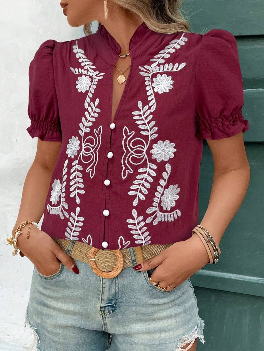 Damen Bestickte Kurzarm-Bluse mit Puffärmeln, Stehkragen und Knopfleiste Drune