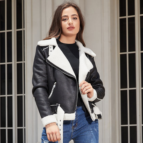 Damen modische Lammfelljacke mit asymmetrischem Reißverschluss und Taillengürtel Drune