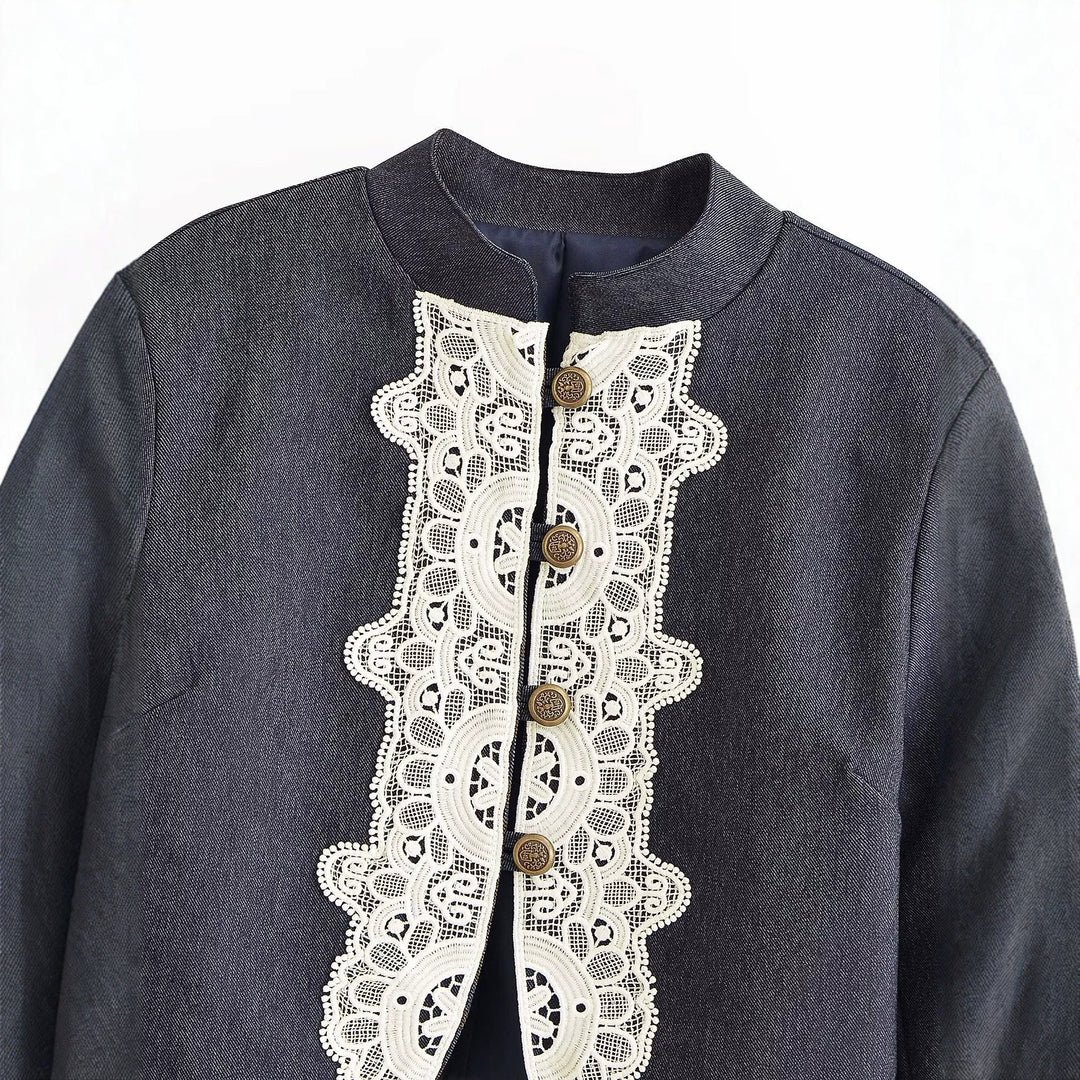 Damen Kurzblazer im Bolero‑Schnitt mit Spitzenbesatz und dekorativen Knöpfen Drune