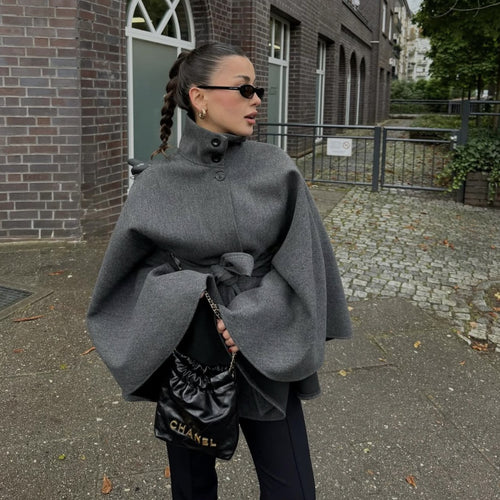 Damen 10+ Wollcape mit hohem Stehkragen, Dreiknopf‑Verschluss und Taillengürtel Drune