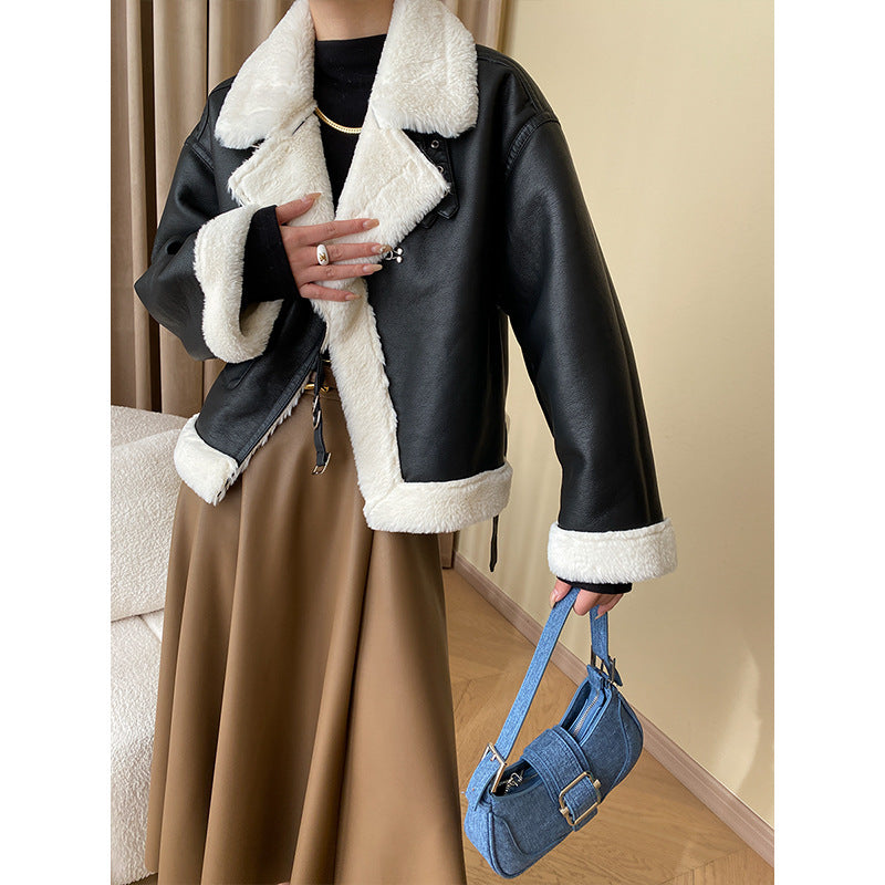 Damen Lammfelljacke mit cropped Schnitt und stilvollen Druckknöpfen Drune