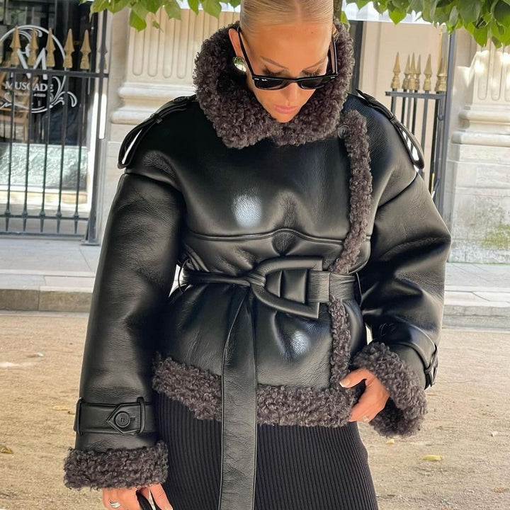 Damen Kurze Fliegerjacke aus Kunstleder mit Teddyfell-Kragen und Taillengürtel Drune