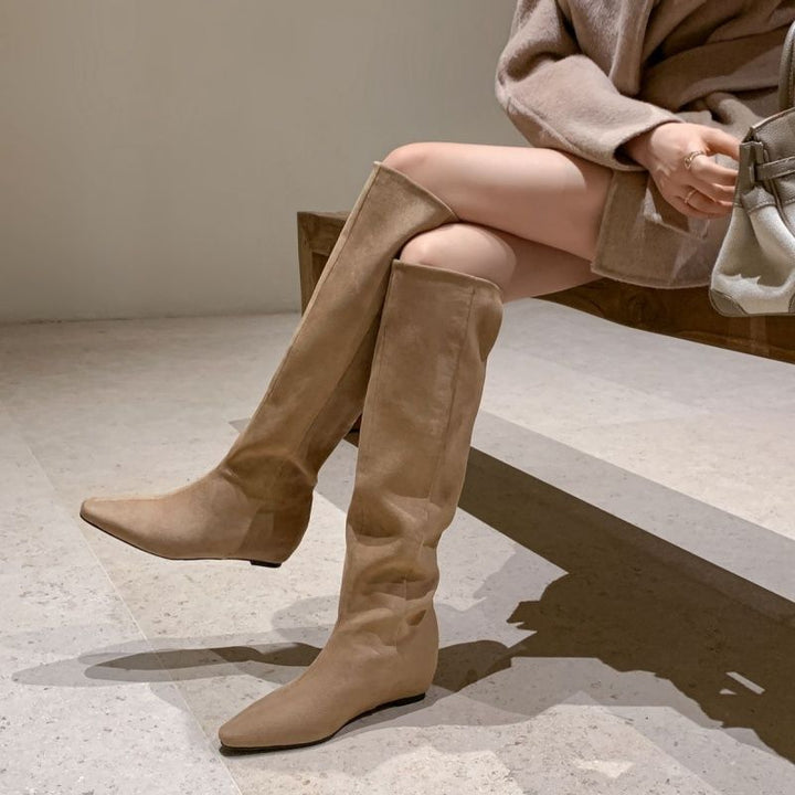 Damen Kniehohe Slouch‑Stiefel aus Veloursoptik mit spitzer Zehenpartie und flachem Komfortabsatz Drune