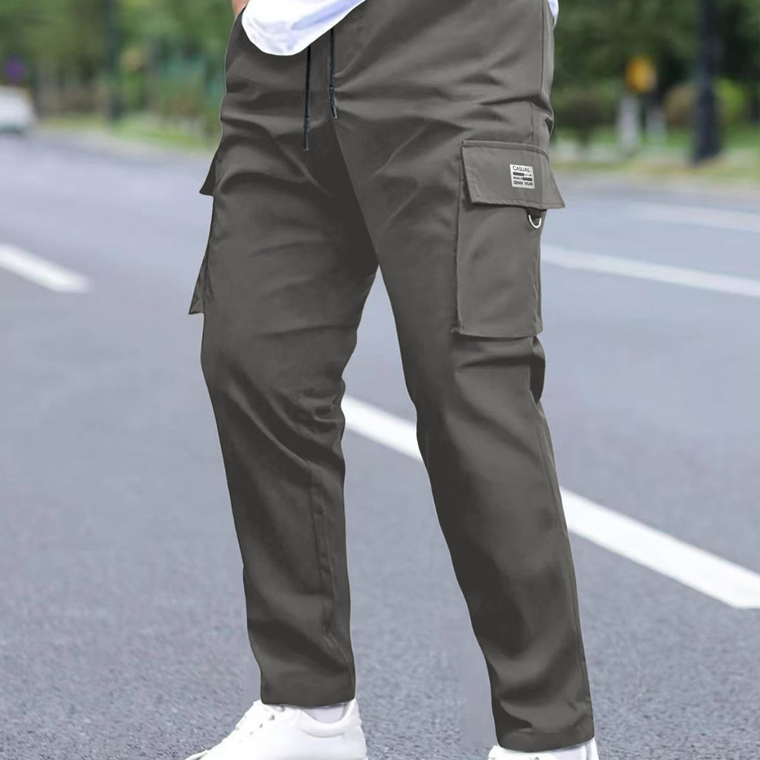 Herren Utility-Cargohose im tapered Schnitt mit elastischem Tunnelzugbund, großen Klapp- und Reißverschlusstaschen Drune