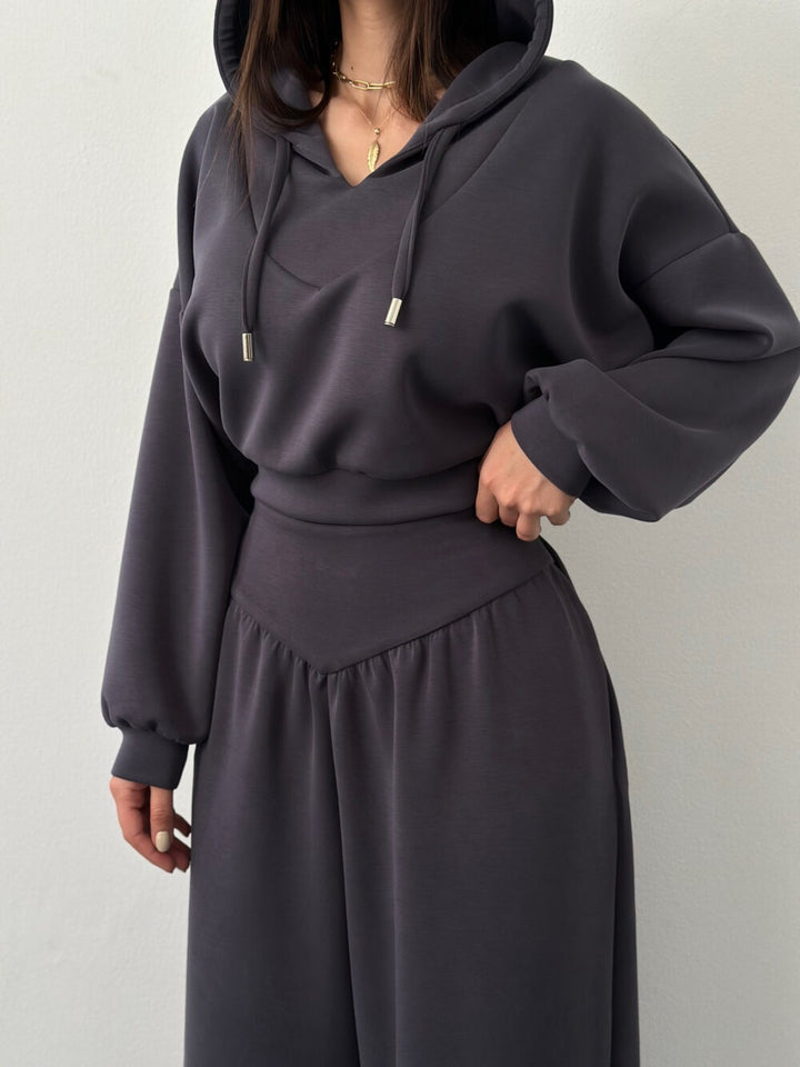 Damen Cropped Hoodie und weite Freizeithosen Kombination mit modischem Schnitt
