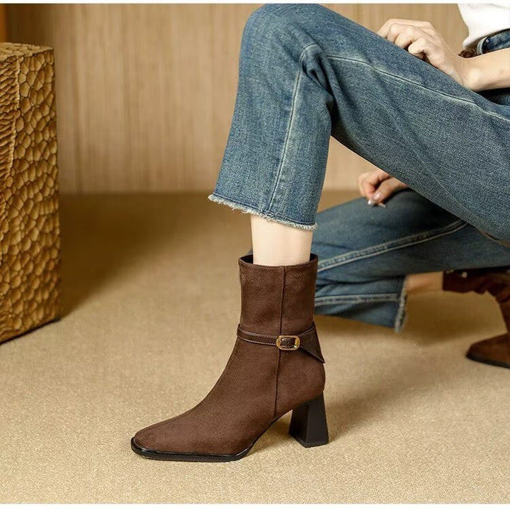 Damen nan elegante Veloursleder-Stiefelette mit mittlerem Blockabsatz und dekorativem Schnallenriemen Drune