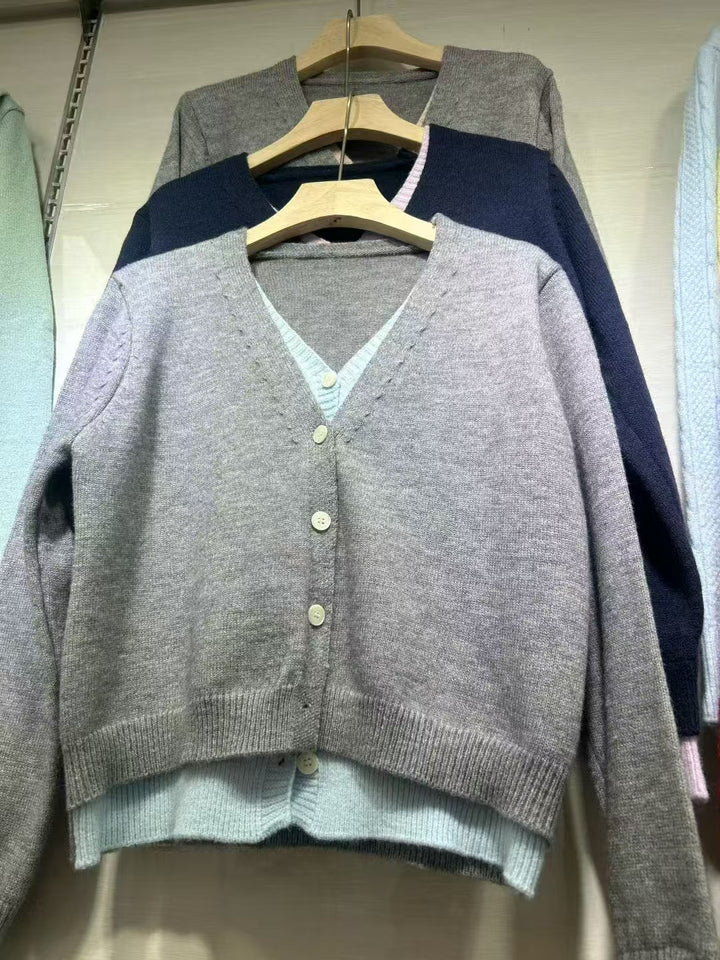 Damen zeitlose Strickjacke mit V-Ausschnitt und kontrastierenden Bündchen Drune