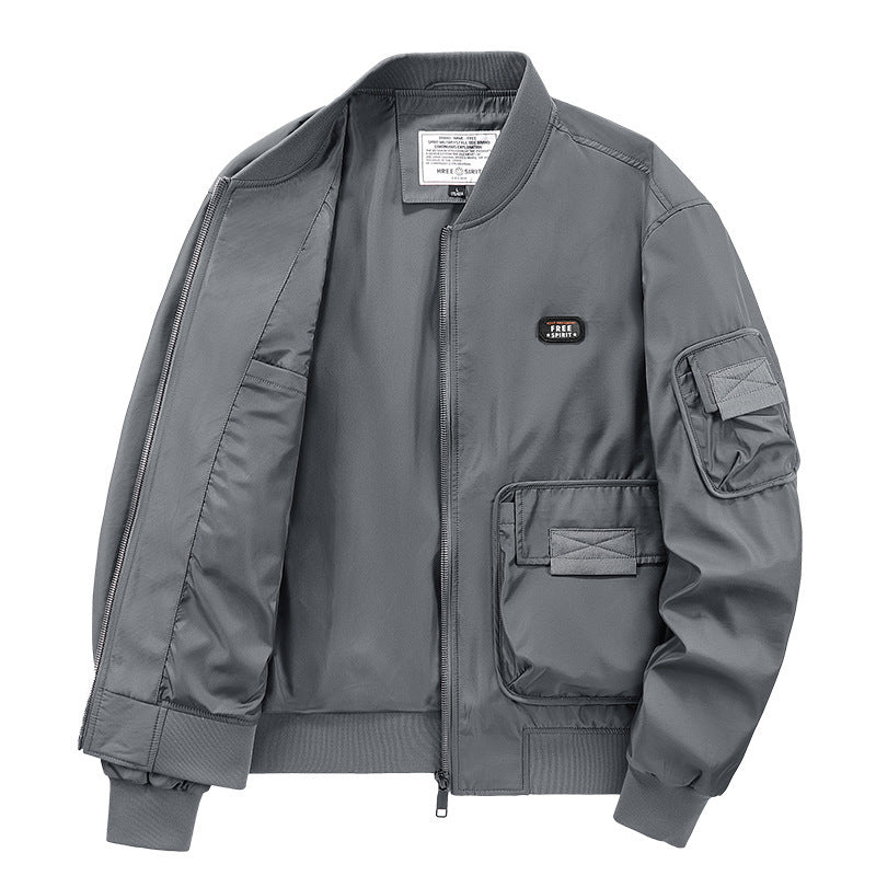 Herren Leichte Nylon-Bomberjacke im Utility‑Stil mit großen Fronttaschen und Ärmeltasche Drune
