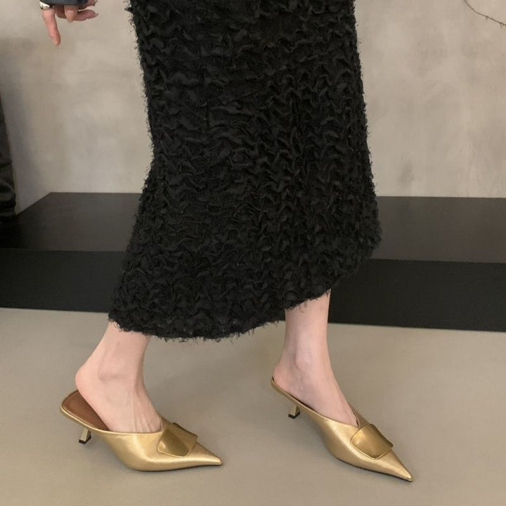 Damen Spitz zulaufende Kitten-Heel Mules mit Metallapplikation Drune