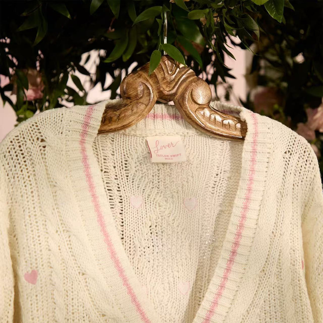 Damen nan grob gestrickter V-Ausschnitt-Cardigan mit Herzapplikationen und dekorativen Herzknöpfen Drune