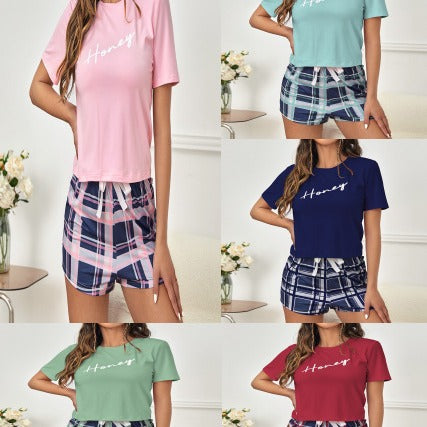 Damen lässiges Kurzarm-Pyjama-Set mit modernem Schriftzug und karierten Shorts Drune