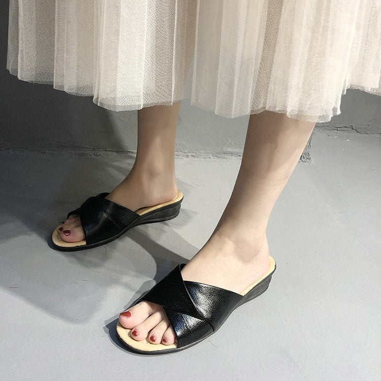 Damen nan komfortable Slipper-Pantolette mit gekreuzten Riemen und leichtem Keilabsatz Drune
