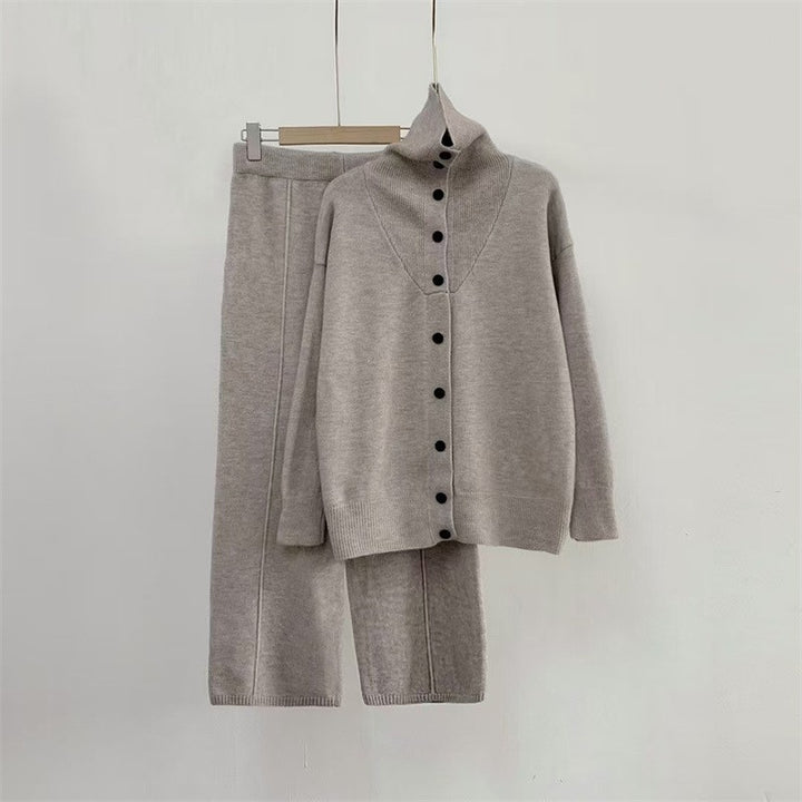 Damen Strickensemble mit hohem Kragen und knöpfbarem Design Drune