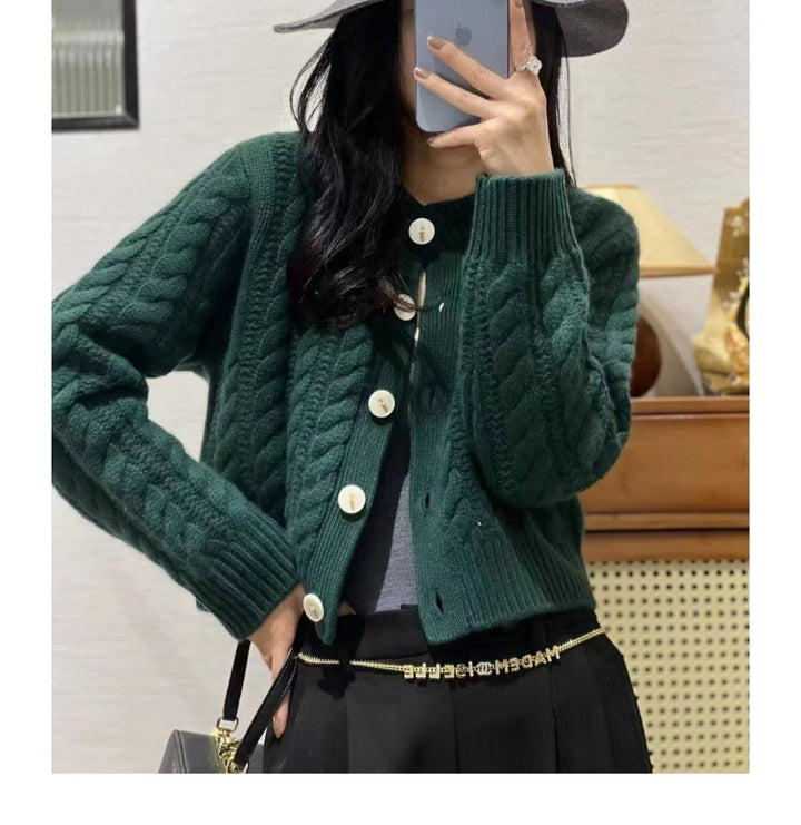 Damen Kurzer Zopfstrick‑Cardigan mit breitem Rippsaum und großen Knöpfen Drune