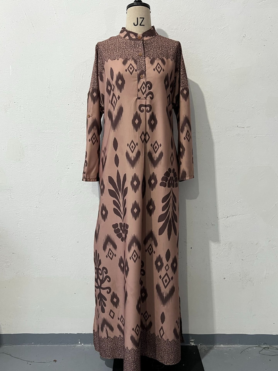 Damen maxilanges Kleid mit elegantem Muster und Knopfdetails Drune