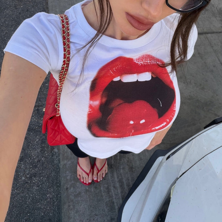 Damen cropped T-Shirt mit auffälligem Lippen-Print und modernen Schnittelementen Drune