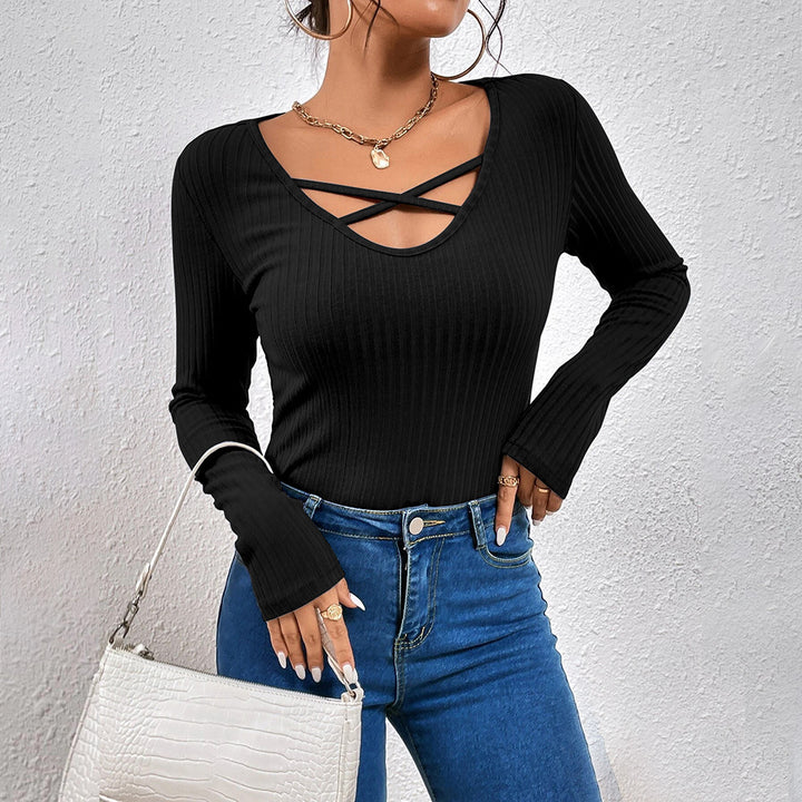Damen geripptes Langarmshirt mit gekreuztem V‑Ausschnitt, ausgestellten Manschetten und figurbetonter Stretch-Passform Drune